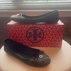 Tory Burch Chelsea stitched logo Ballerina  size 9 color black